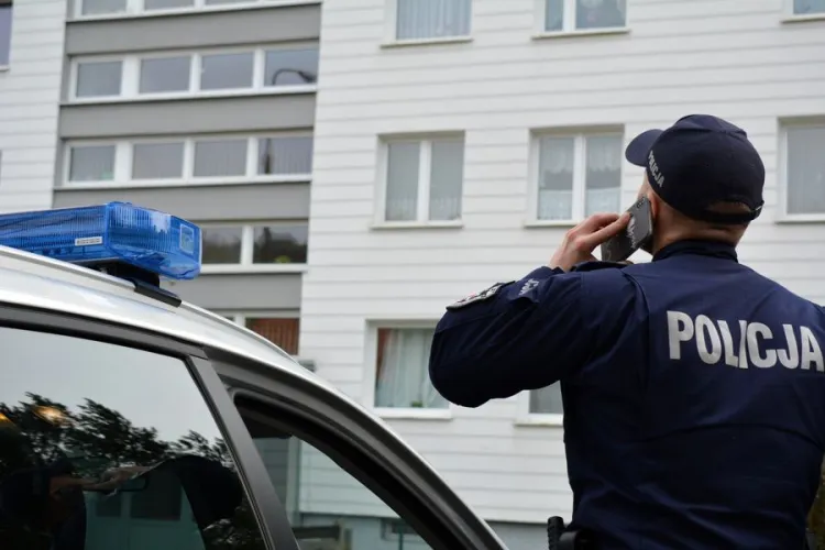 Policjanci w całym Trójmieście kontrolują osoby przebywające na kwarantannie. Tylko w Gdańsku każdej doby sprawdzanych jest około 2 tys. adresów.
