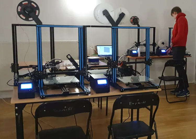 Trójmiejscy licealiści zaczynali od drukowania przyłbic w domu, a teraz mają do tego osobny lokal z pięcioma drukarkami 3D.