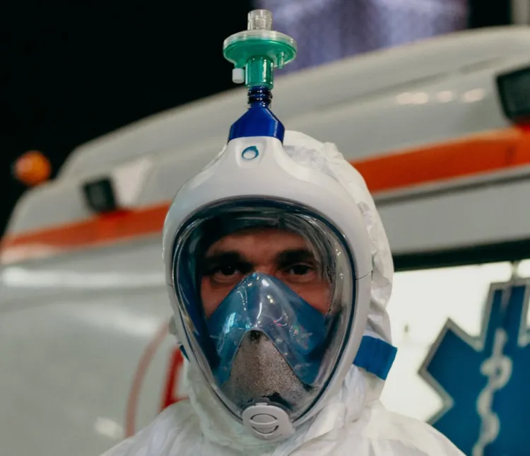 Całotwarzowa maska do nurkowania EasyBreath firmy Decathlon w prosty sposób (dzięki adapterom) może być przerobiona na wysoce skuteczną maskę ochronną dla personelu medycznego oraz na wentylatorowy aparat wspomagający oddychanie pacjentów (CPAP).