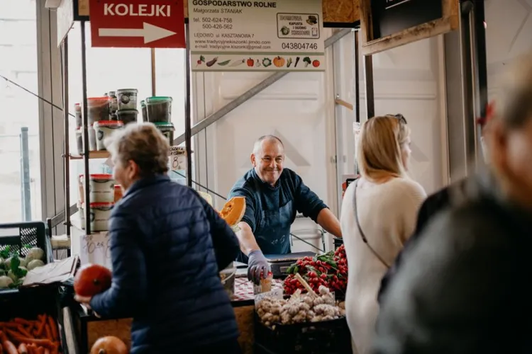 Tłumy na Gdańskim Bazarze Natury to na razie przeszłość, choćby ze względu na obowiązkowe środki ochrony klientów. Bazar jednak wciąż działa na pełnych obrotach i oferuje produkty od lokalnych dostawców. Poleca też zamówienia online z dostawą do domu.