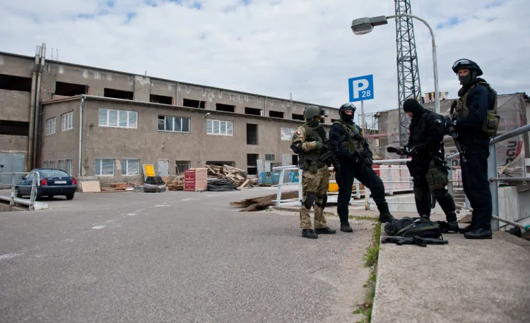 Komandosi z FORMOZ-y przed swoją bazą w Gdyni. Jej plany zostały ujawnione przez wojskowych urzędników zajmujących się zamówieniami publicznymi.