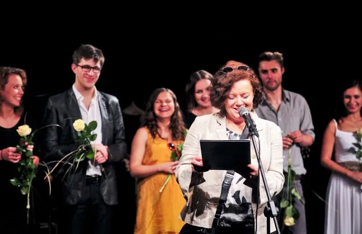 Przewodnicząca obrad jury, Hanna Banaszak, ogłosiła laureatów Konkursu na interpretację piosenek Agnieszki Osieckiej "Pamiętajmy o Osieckiej" podczas uroczystej Gali konkursu.