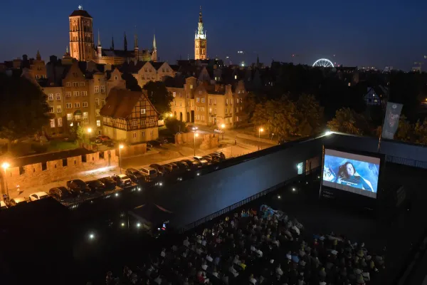 Stowarzyszenie Hamulec Bezpieczeństwa pozyskało dofinansowanie na trzy projekty filmowe w Gdańsku - Festiwal Cinematika - Film i Muzyka, Kino Ołowianka oraz Kino na Szekspirowskim (na zdjęciu).