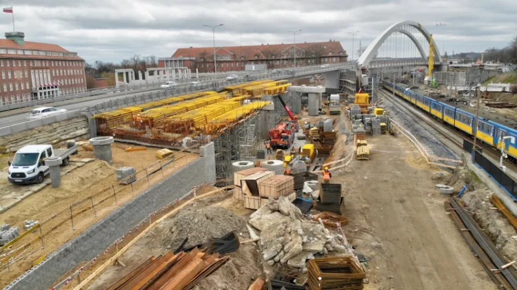 Wszystkie elementy konstrukcji drugiej nitki wiaduktu powinny zostać zamontowane do końca czerwca.