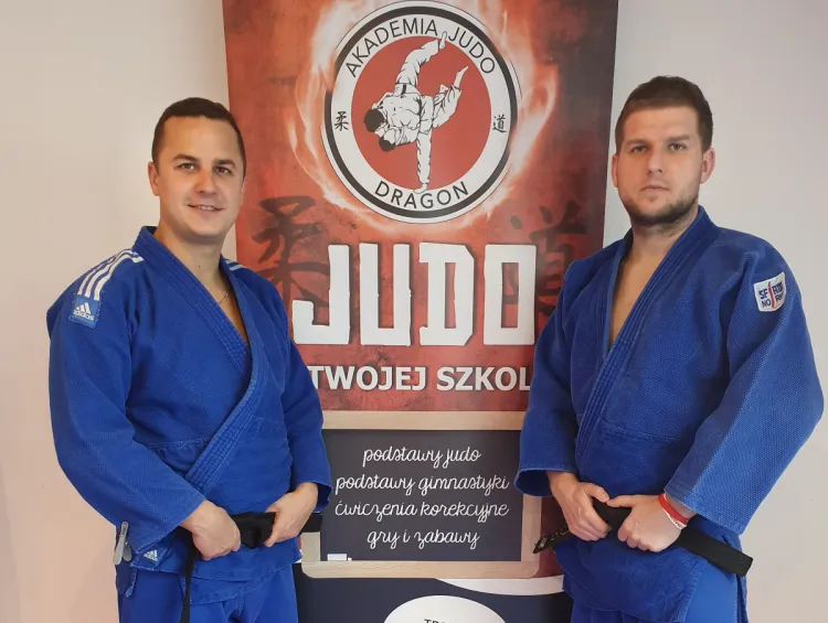 Maciej (z lewej) i Dominik Cząstka (z prawej) na co dzień prowadzą zajęcia judo. W czasie pandemii przygotowują treningi, które każdy może wykonać w domu.