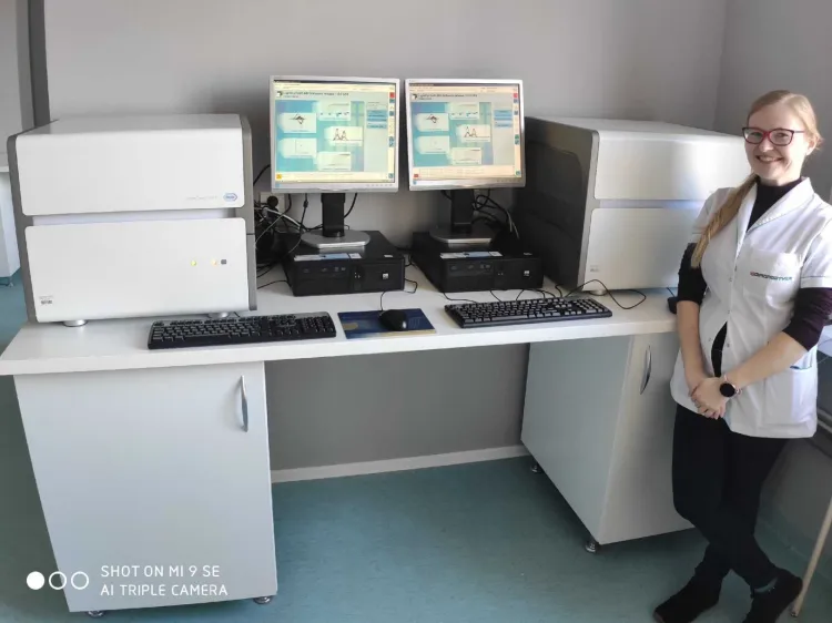 Na zdjęciu Izabela Szczygielska, diagnosta laboratoryjny i specjalista ds. systemu zarządzania jakością - jedna z organizatorek pracowni diagnostyki koronawirusa w 7. Szpitalu Marynarki Wojennej w Gdańsku - oraz dwa termocyklery Light Cycler 480 II do oznaczania materiału genetycznego koronawirusa metodą PCR w czasie rzeczywistym.