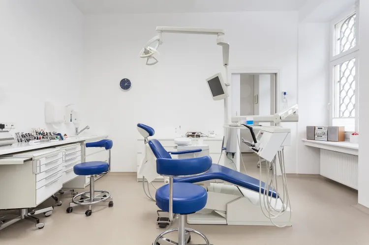 Większość gabinetów stomatologicznych zostało zamkniętych. Lekarze boją się pracować, bo nie są w stanie zapewnić bezpieczeństwa sobie i pacjentom. 