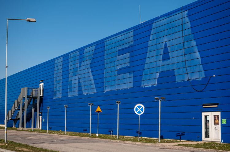 Widoczną zmianą po wejściu uchwały krajobrazowej jest m.in. likwidacja z elewacji charakterystycznej nazwy sklepu IKEA.
