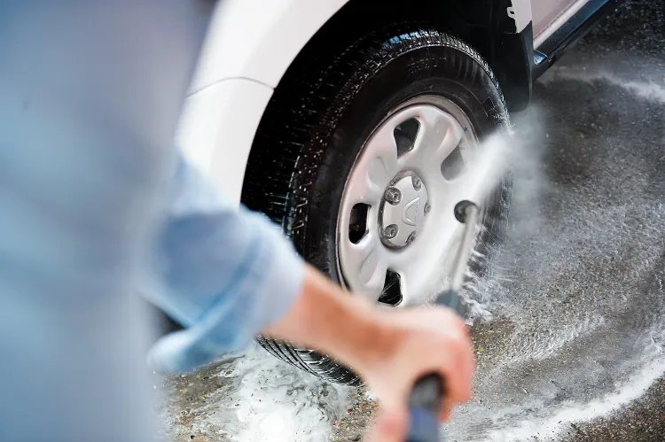 Czy za mycie auta w myjni można otrzymać mandat? Odpowiedź jest prosta: tak. 