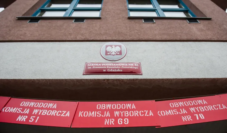 W samym tylko Gdańsku do pracy w komisjach wyborczych potrzeba 2 tys. osób. Do piątku zgłosiło się ich niecałe 800.