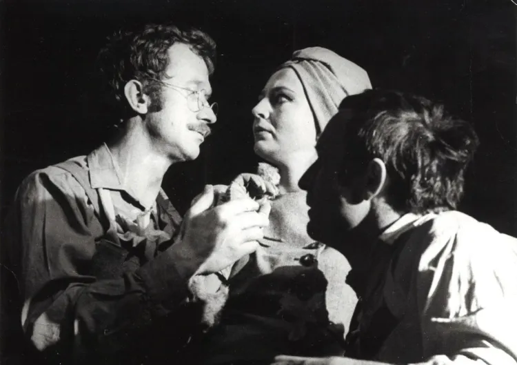 Ważne spektakle w historii Teatru Wybrzeże przygotowywał etatowy reżyser Wybrzeża na przełomie lat 70. i 80. - Marcel Kochańczyk. Jednym z nich byli "Szewcy" ze świetną rolą Joanny Bogackiej (w środku).