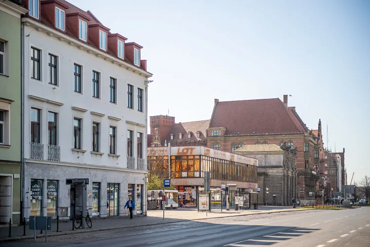 W ramach zabudowy terenów LOT-u ma zostać rozebrany budynek przy Wałach Jagiellońskich 8 (z lewej). Wcześniej inwestor nie prezentował takich zamiarów.