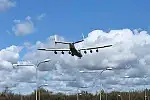 Samolot transportowy Antonow An-225 Mrija z ładunkiem środków ochrony bezpośredniej podchodzący do lądowania w Warszawie.