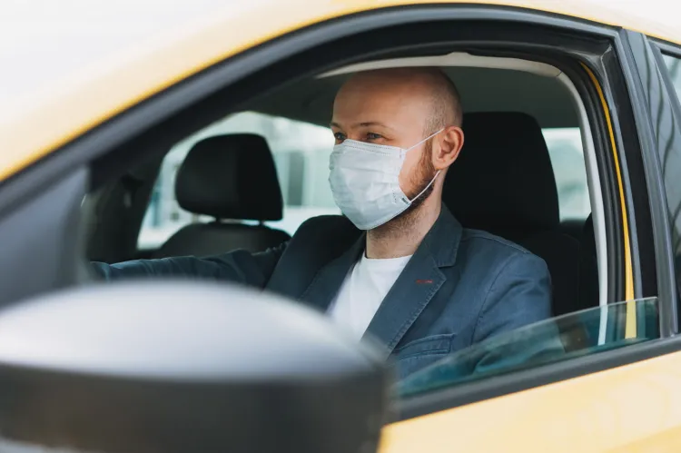 Nie ma obowiązku zakrywania ust i nosa w samochodach.