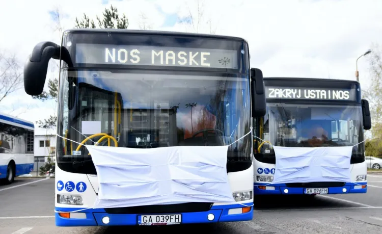 Autobusy w wielkich maseczkach kursują w Gdyni na dwóch liniach: R oraz 141.