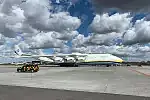Samolot An-225 Mrija na lotnisku w Warszawie.