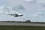 Samolot transportowy Antonow An-225 Mrija z ładunkiem środków ochrony bezpośredniej podchodzący do lądowania w Warszawie.