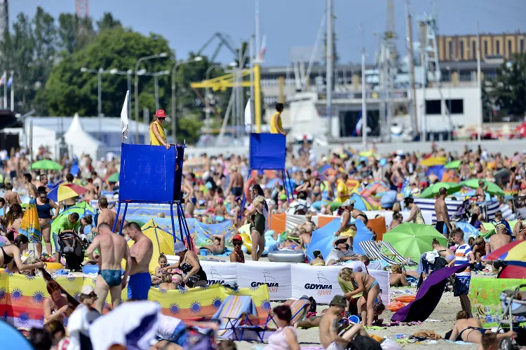Tegoroczny sezon turystyczny, przez koronawirusa, może być wyjątkowo biedny. Dlatego Związek Miast i Gmin Morskich, do którego należą Gdynia, Gdańsk i Sopot, apeluje, by nie skracać wakacji.