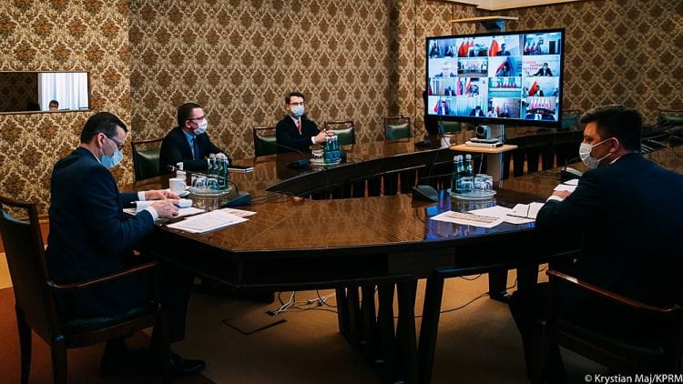 Rządowy Zespół Zarządzania Kryzysowego pod przewodnictwem premiera Mateusza Morawieckiego.