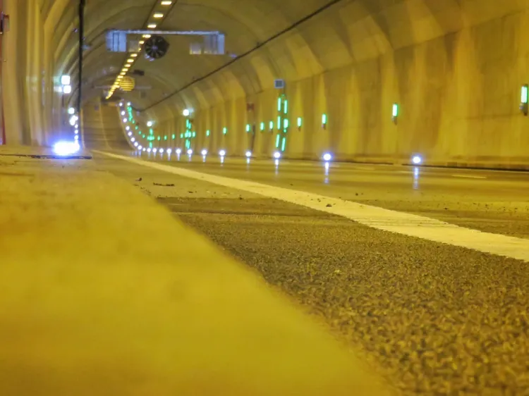 Po czterech latach od otwarcia tunelu drogowcy chcą w nim zainstalować odcinkowy pomiar prędkości.