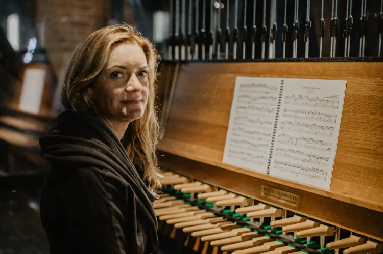 Monika Kaźmierczak ukończyła Akademię Muzyczną w Gdańsku oraz Niderlandzką Szkołę Carillonową w Amersfoort. Od wielu lat realizuje z powodzeniem projekty propagujące muzykę carillonową. 
