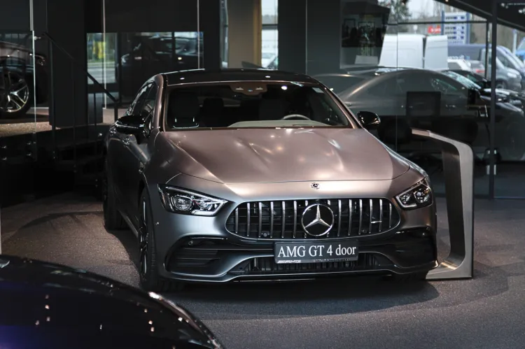 Salon Mercedes-Benz BMG Goworowski w pełnej krasie.
