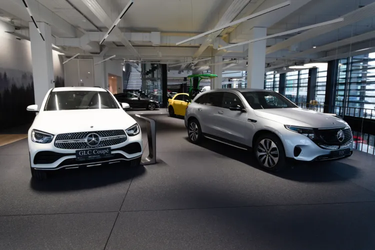 Nad AMG Performance Center znajduje się strefa EQ, w której zaparkowały auta elektryczne i hybrydowe.
