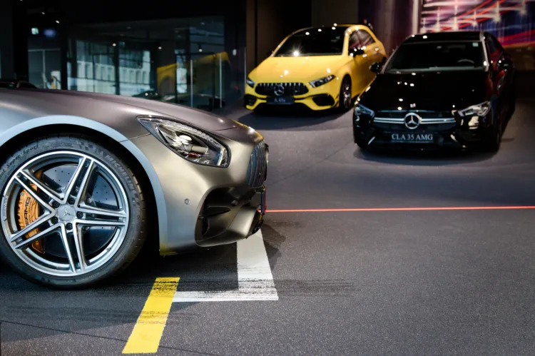 Posadzka imitująca asfalt, a na niej ślady opon, namalowane linie i czerwone LED-y - to tylko niektóre elementy ekspozycji AMG Performance Center.