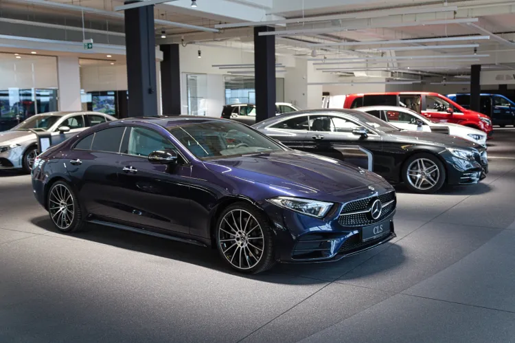 Salon Mercedes-Benz BMG Goworowski w pełnej krasie.