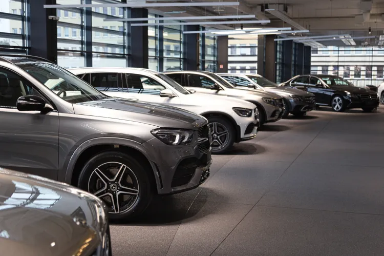 Salon Mercedes-Benz BMG Goworowski w pełnej krasie.