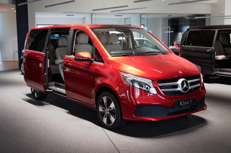 Salon Mercedes-Benz BMG Goworowski w pełnej krasie.