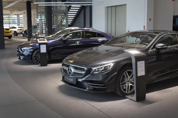 Salon Mercedes-Benz BMG Goworowski w pełnej krasie.