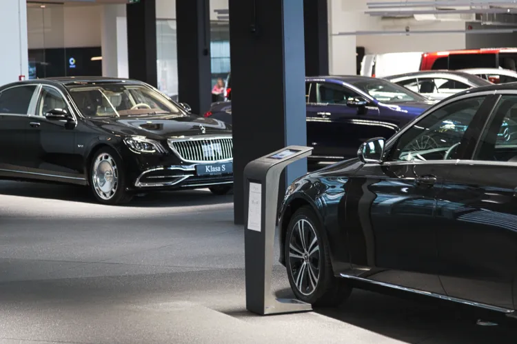 Salon Mercedes-Benz BMG Goworowski w pełnej krasie.