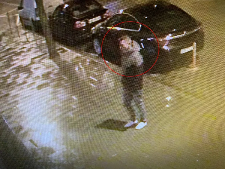 Widoczny na zdjęciu mężczyzna miał bez powodu zaatakować osobę przechodzącą ul. Starowiejską.