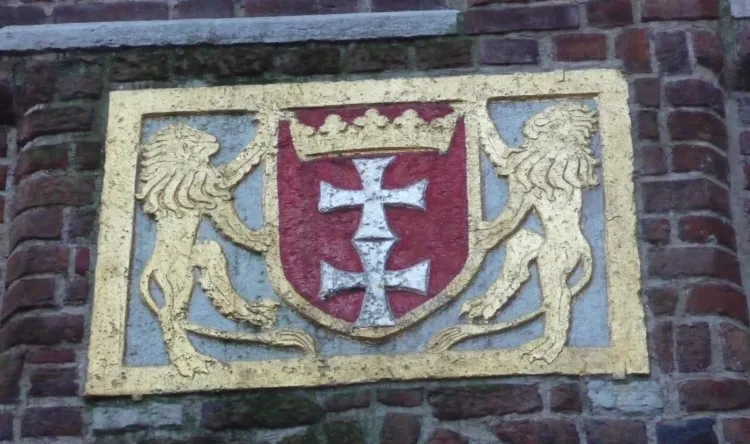 Herb Gdańska na Bramie Mariackiej od strony ulicy Mariackiej.