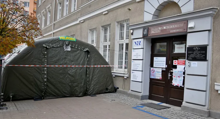 W namiocie przed szpitalem w centrum Gdyni lekarz dyżuruje od wtorku.