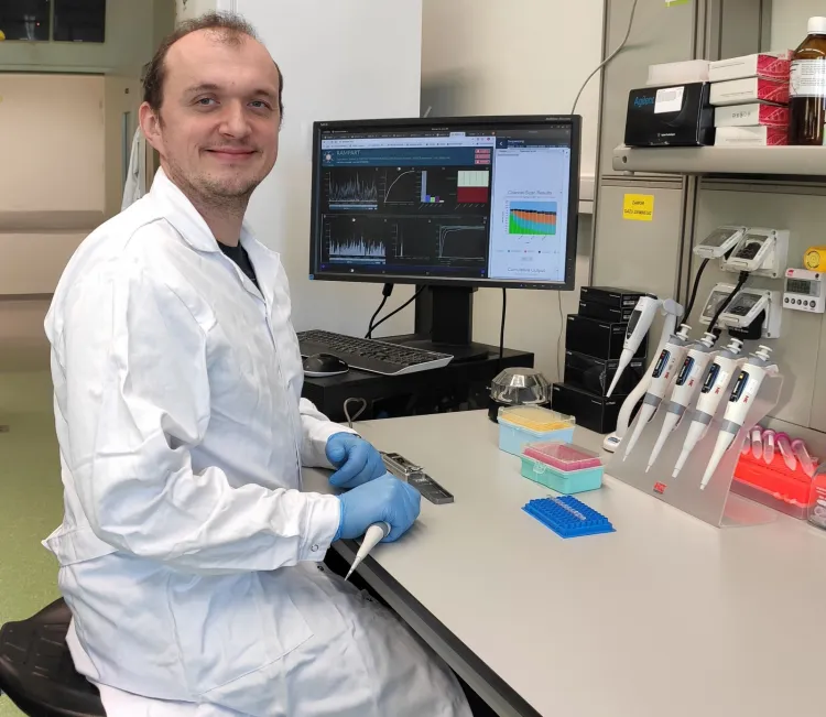 Doktor Łukasz Rąbalski z Uniwersytetu Gdańskiego jako pierwszy wyizolował i udostępnił naukowcom z całego świata sekwencję genetyczną wirusa SARS-Cov-2 pobranego od pacjenta z Polski.