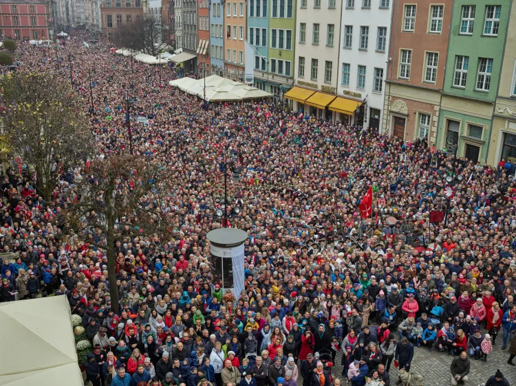 Jeszcze nigdy w historii Gdańska nie zamieszkiwało tak wielu mieszkańców. Według Głównego Urzędu Statystycznego na koniec 2019 r. było to 470 907 osób. Zdjęcie przedstawia wspólne zdjęcie gdańszczan wykonane 11 listopada 2018 r.