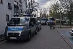 Jeden mężczyzna nie żyje, a drugi został ranny po ataku nożem, do którego doszło w piątek, 24.04, na jednej z klatek schodowych przy ul. Okrzei w Gdyni.