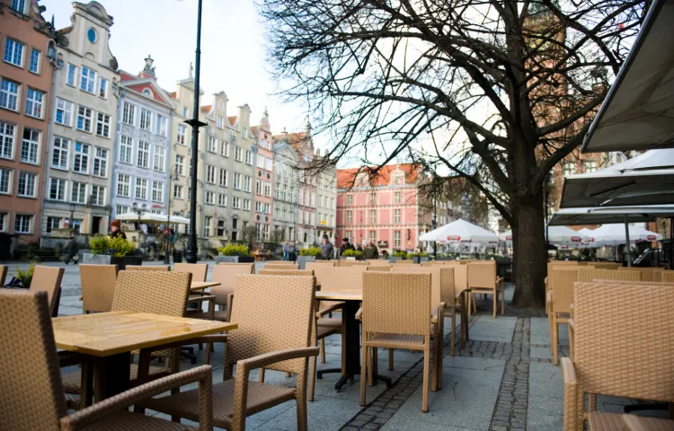 W tym sezonie stoliki w ogródkach gastronomicznych na pewno nie mędą mogły stać tak blisko siebie. Gdańsk już pracuje nad nowymi zasadami dla branży gastronomicznej, będą m.in. obniżki stawek za prowadzenie ogródków.