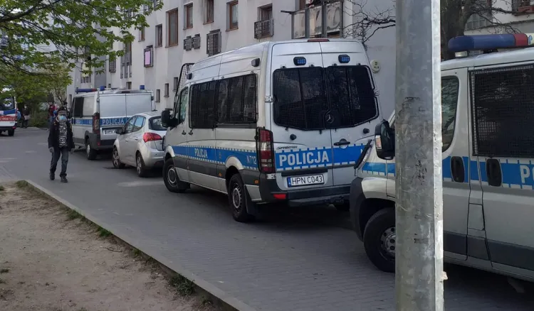 Jeden mężczyzna nie żyje, a drugi został ranny po ataku nożem, do którego doszło w piątek, 24.04, na jednej z klatek schodowych przy ul. Okrzei w Gdyni.