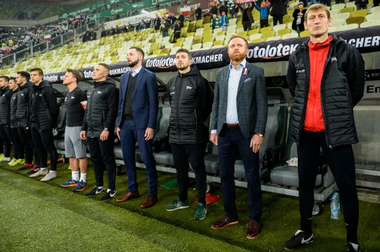 Piotr Stokowiec (drugi z prawej) zapewnia, że zarówno jego sztab jak i piłkarze solidnie pracują w okresie przerwy w rozgrywkach, a tym samym będą gotowi aby zagrać 13 meczów w ciągu niespełna 2 miesięcy. 