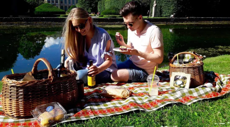 Piknik w parku Oliwskim to dobry pomysł, zwłaszcza gdy możemy przy okazji zjeść coś smacznego. Kosz wypełniony smakołykami proponuje coraz więcej restauracji, a ten na zdjęciu pochodzi od bistro Jak się masz?
