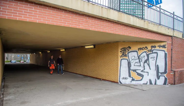 Tunel pod Błędnikiem został w ostatnich miesiącach po raz kolejny wyczyszczony z nielegalnego graffiti, ale to - jak widać - nie powstrzymuje wandali. Już pojawiają się kolejne malunki.