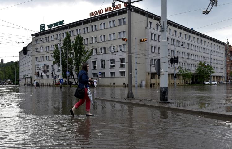 Skrzyżowanie ul. Hucisko, 3 Maja i Nowe Ogrody, obok Urzędu Miejskiego i Komendy Miejskiej Policji to jedno z miejsc regularnie zalewanych przy większych opadach deszczu.