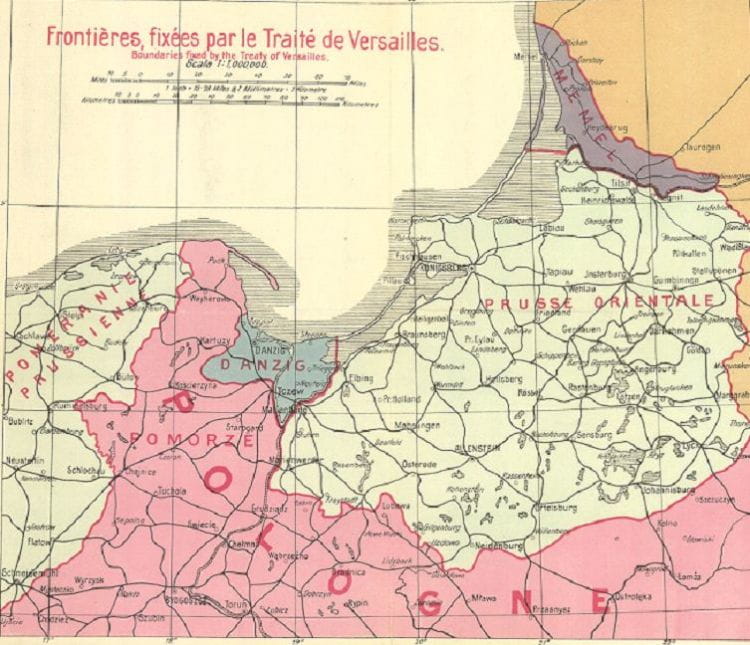 Mapa granic ustalonych Traktatem Wersalskim. Obszar Wolnego Miasta Gdańska oznaczono kolorem niebieskim. Natomiast w prawym górnym rogu znajduje się oznaczony kolorem fioletowym okręg Kłajpedy. Jako ciekawostkę warto wspomnieć, że wobec tego zdominowanego przez Niemców terenu również był plan utworzenia wolnego miasta. Ostatecznie pomysł nie został zrealizowany, a okręg Kłajpedy został włączony w granice Litwy.