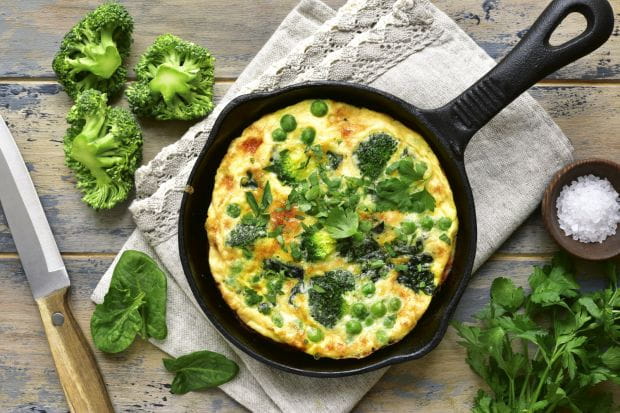 Warto próbować różnych przepisów, form i połączeń z przyprawami. Na zdjęciu: omlet z zielonymi warzywami.