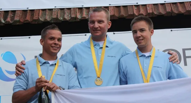 Piotr Tarnacki (w środku) został mistrzem świata w klasie Micro już po raz piąty