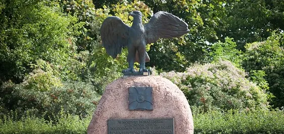 Postać orła wróciła na kamień upamiętniający poległych w obronie Gdyni w 1939 r. Oby już nigdy nie padła łupem wandali ani złodziei.