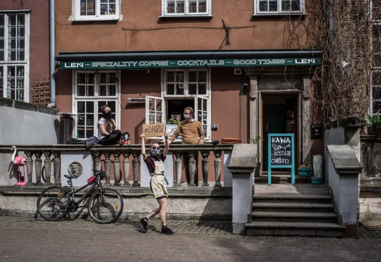 Kawiarnia Leń w Gdańsku słynie z pysznych kaw i drożdżówek. Sprzedaż odbywa się przez okno. 